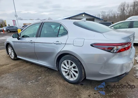 2024 Toyota Camry Le z USA, uszkodzony, nr VIN 4T1C11AK6RU891302